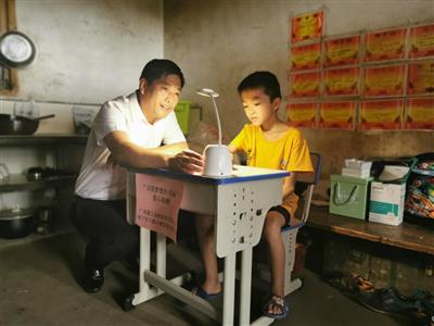 公司开展“点亮梦想的书桌”关爱贫困儿童捐赠活动